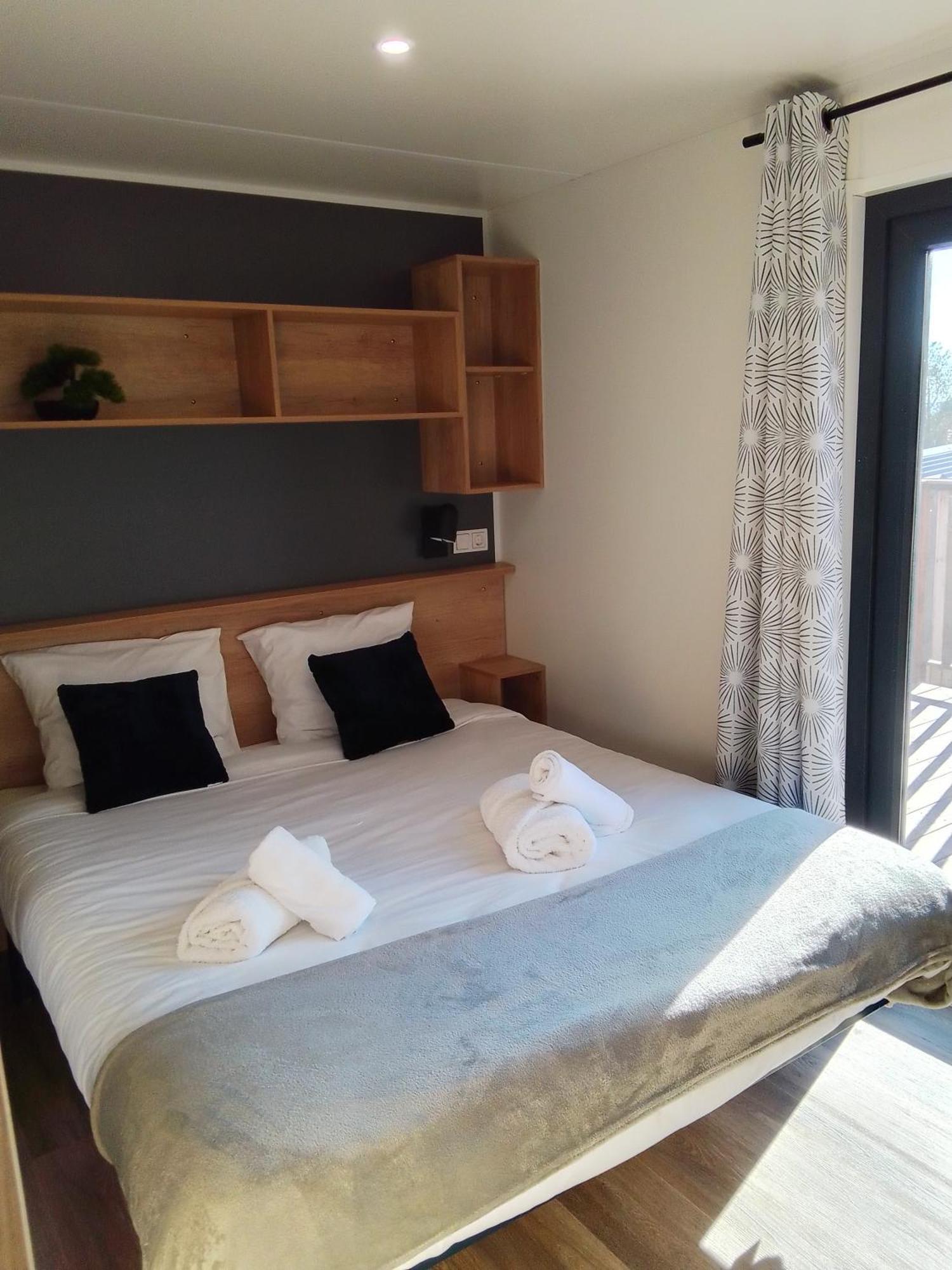 Camping Les Lodges Du Lagon 卡勒维松 外观 照片